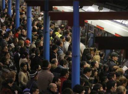 Decenas de usuarios de metro aglomerados en una estación por los retrasos provocados por la huelga