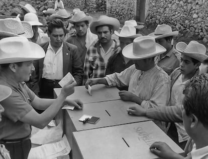 Hombres votan en San Gregorio Atlapulco, en la elección de 1958.