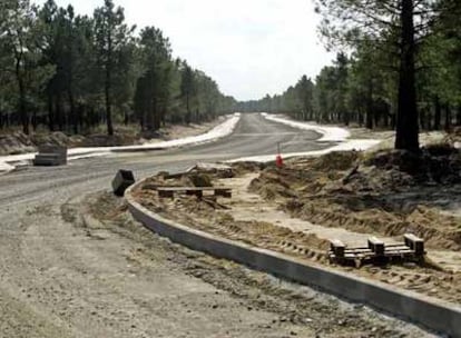 Uno de los viales construidos en una urbanización sin concesión de agua, ayer, en Villanueva de Gómez (Ávila).