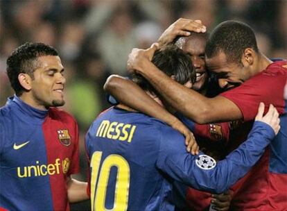 Alves contempla como Messi, Eto'o y Henry celebran uno de los goles contra el Lyon.