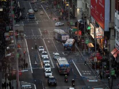 Cierre al tráfico de varios carriles de la Gran Vía, ayer.