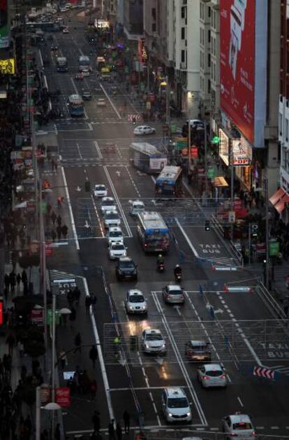 Cierre al tráfico de varios carriles de la Gran Vía, ayer.