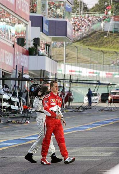 Schumacher, ayer en el circuito de Suzuka tras abandonar la carrera.