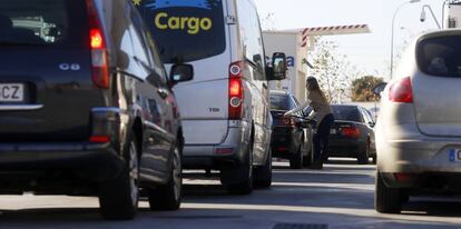 Una conductora en una estación de servicio en Madrid.