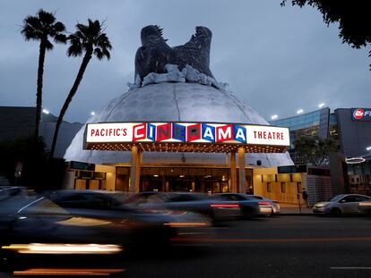 El domo de Cinerama sobre Sunset Boulevard promociona 'Godzilla, rey de los monstruos'.