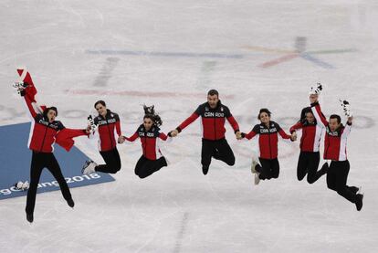 Os medallista de ouro da equipe de patinação artística do Canadá celebram a vitória no Gangneung Ice Arena.