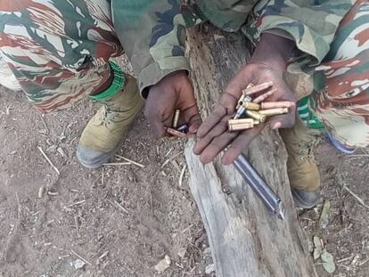 Soldado camerunés al día siguiente de un ataque de Boko Haram en Guitsnad recoge los casquillos de las balas disparadas por los terrorista.