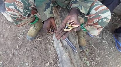 Soldado camerunés al día siguiente de un ataque de Boko Haram en Guitsnad recoge los casquillos de las balas disparadas por los terrorista.