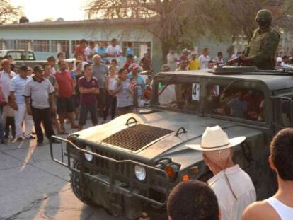 Los militares entran en los poblados de Tierra Caliente.