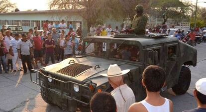 Los militares entran en los poblados de Tierra Caliente.