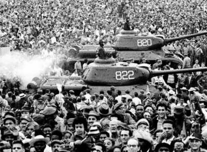 <i>Pueblo con tanques</i><b>, foto de Liborio Noval tomada en La Habana el 2 de enero de 1962 al final del desfile de conmemoración del tercer año de la revolución.</b>