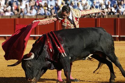 El diestro Pepe Moral, durante el segundo toro de la tarde en la corrida celebrada en la Real Maestranza de Sevilla.