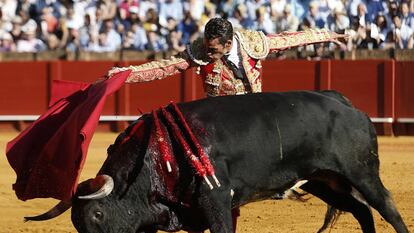 El diestro Pepe Moral, durante el segundo toro de la tarde en la corrida celebrada en la Real Maestranza de Sevilla.