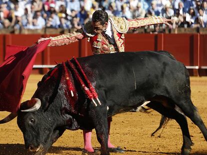 El diestro Pepe Moral, durante el segundo toro de la tarde en la corrida celebrada en la Real Maestranza de Sevilla.