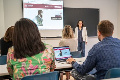 Una profesora imparte una clase del máster en Economía Circular conjunto entre la Universidad de La Rioja, la Universitat de Lleida, la Universidad de Zaragoza y la Universidad Pública de Navarra. UNIR