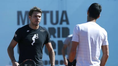 El tenista Novak Djokovic durante el entrenamiento con Stanislas Wawrinka en el Open de Madrid de 2017.