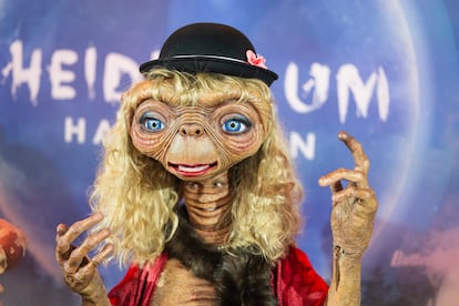 Heidi Klum, en un plano más cercano del disfraz, en el que se aprecia cómo la cabeza queda semiescondida en el cuello de la extraterrestre. La modelo ha tardado más de siete horas en prepararse.