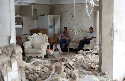 Ciudadanos iraníes habitan entre los escombros de su casa, dañada por los ataques israelíes a Teherán, este miércoles en la capital iraní.