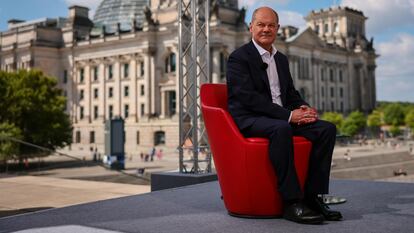 El canciller alemán, Olaf Scholz, en el plató frente al Reichstag donde ha dado la tradicional entrevista de verano a la televisión pública ARD.