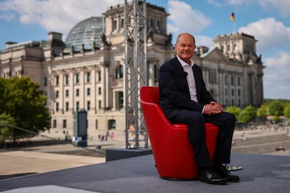 El canciller alemán, Olaf Scholz, en el plató frente al Reichstag donde ha dado la tradicional entrevista de verano a la televisión pública ARD.