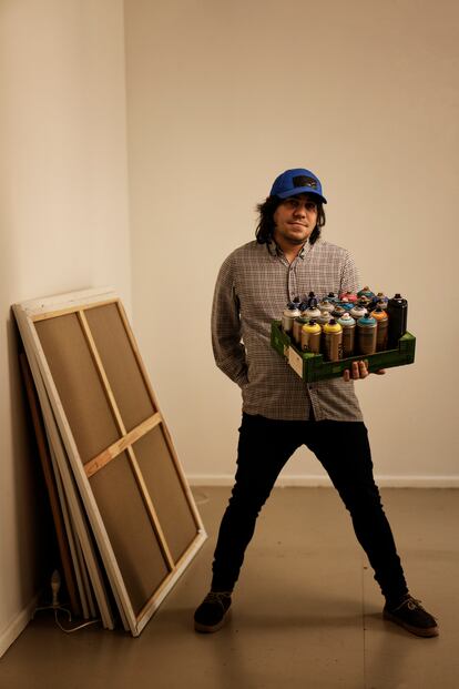 El artista cubano Hamlet Lavastida, en su estudio berlinés con una caja de aerosoles y varios lienzos..