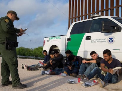 Un agente de la Patrulla Fronteriza detiene a un grupo de inmigrantes ilegales en la frontera entre México y Estados Unidos. 