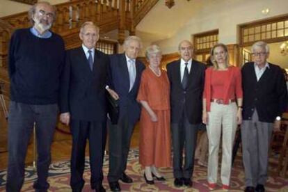 De izquierda a derecha, Javier Pradera, Olegario González de Cardedal, Francisco Pérez González, Marliese, viuda de Rafael Gutiérrez Girardot, Antonio Lago, María Cifuentes y Francisco Pérez Gutiérrez, ayer en la UIMP de Santander.