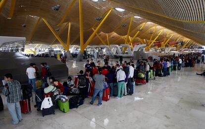 La cancelación de vuelos a causa de las cenizas del volcán ha causado numerosas colas en el aeropuerto de Madrid.