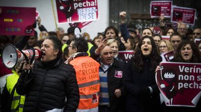 Concentracion frente al parlamento Gallego contra del cierre del paritorio de Verín (Ourense).