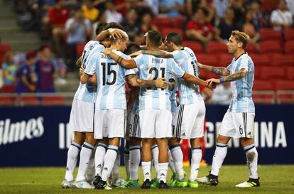 Los jugadores argentinos celebran una victoria sin Messi.