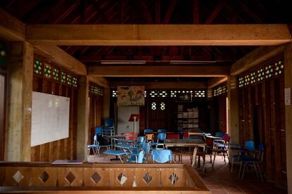 Los niños que ocupan este salón de clases en Chibolo (departamento de Magdalena) pudieron regresar recientemente, luego de que sus familias fueran desplazadas por grupos paramilitares.