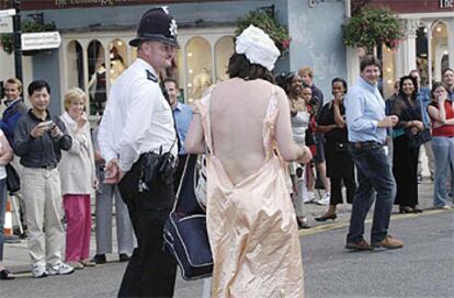 El actor Aaron Barschak (de espaldas), el sábado cerca del castillo de Windsor, poco antes de colarse en la fiesta.