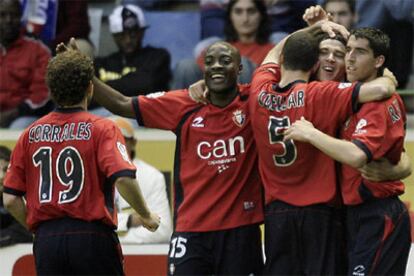 Los jugadores del Osasuna celebran el segundo gol contra el Alavés en el estadio de Mendizorroza.