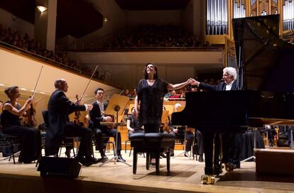 Elena Bashkirova y Vladímir Áshkenazi, con la batuta entre los dientes, saludan tras su interpretación del Concierto núm. 21 de Mozart.