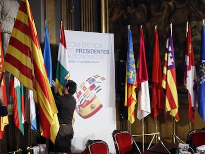 Preparativos para la última Conferencia de Presidentes Autonómicos celebrada en Madrid el 17 de enero de 2017.