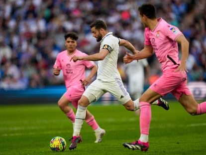 Nacho en la jugada del tercer gol del partido entre el Real Madrid y el Espanyol, en el Santiago Bernabéu este sábado.