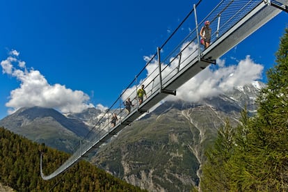 Una de las cosas que se pueden hacer desde Zermatt es acercarse a ver uno de los puentes colgantes más largos del mundo (494 metros), el Charles Kuonen, que está en Randa, a pocos minutos de Zermatt. Conocido también como Puente de Europa, es una verdadera obra maestra de ingeniería moderna que une Grächen y Zermatt. Antes, se necesitaban dos días para hacer el trayecto a pie entre las dos localidades. Hoy el puente acorta el trayecto y, además, ofrece las mejores vistas con la cima del Matterhorn como telón de fondo. T