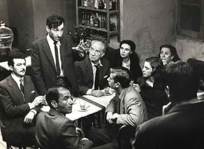 Fernando Fernán-Gómez, en el centro, sentado, en una imagen de <i>El viaje a ninguna parte,</i> que dirigió el propio actor.
