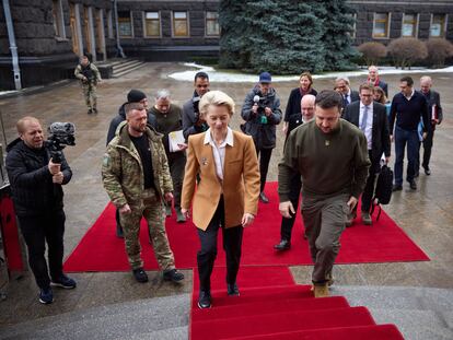 El presidente ucranio, Volodímir Zelenski, recibe a la presidenta de la Comisión Europea, Ursula von der Leyen, este jueves en Kiev.