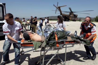 Traslado de uno de los heridos a un hospital de Jerusalén, tras llegar a Israel en helicóptero.