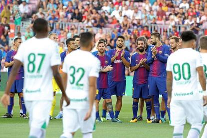 Jogadores do Barça aplaudem os adversários da Chapecoense.