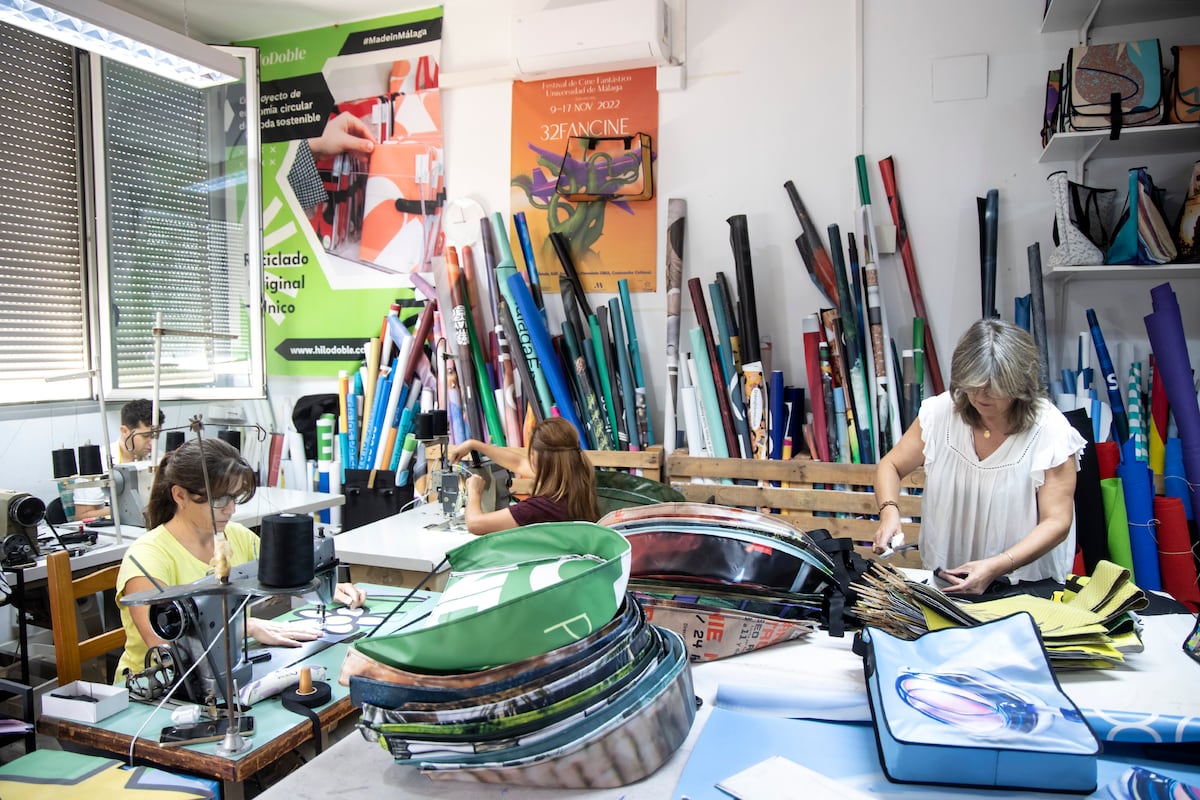 Hilo Doble: personas sin hogar de Málaga que convierten en moda las lonas de los festivales