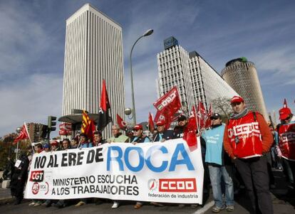 Trabajadores de Roca durante una manifestación por el paseo de la Castellana.