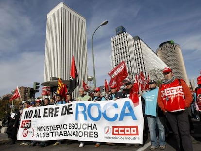 Trabajadores de Roca durante una manifestaci&oacute;n por el paseo de la Castellana.