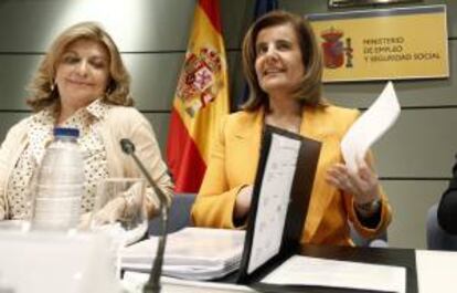 La ministra de Empleo y Seguridad Social, Fátima Báñez (d) y la secretaria de Estado de Empleo, Engracia Hidalgo, durante la Conferencia Sectorial de Empleo y Asuntos Laborales.