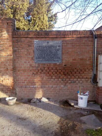 La placa de homenaje a ocho beatos carmelitas fusilados durante la Guerra Civil fue retirada por el Ayuntamiento de Madrid del cementerio parroquial de Carabanchel Bajo, y restituida ayer reconocer un 'error interno'.