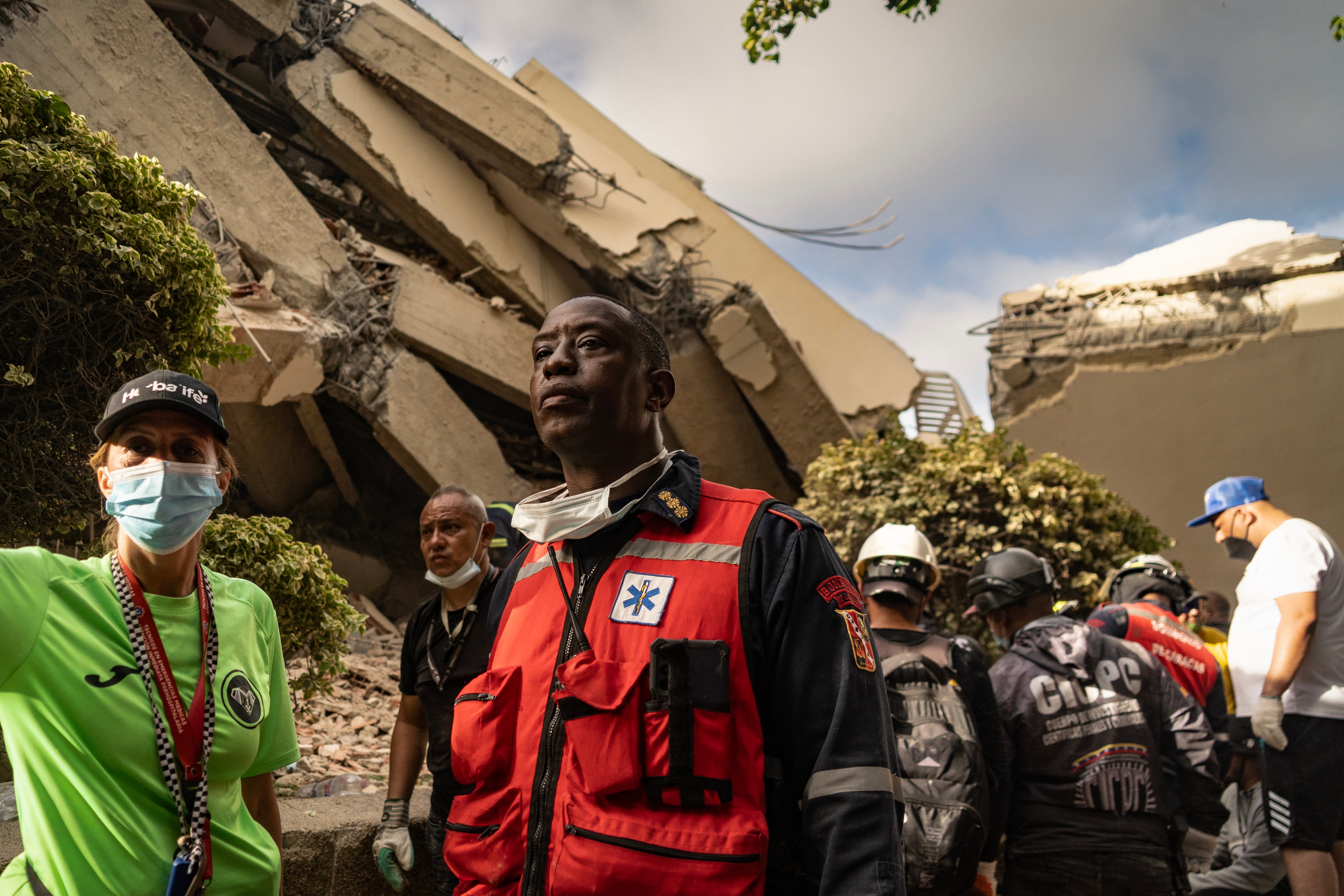 Rescatistas esperan un sonido o señal de algún sobreviviente tras colapso de un edificio provocado por dos terremotos de 7.2 y 7.5 en  Venezuela,