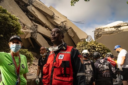 Rescatistas esperan un sonido o señal de algún sobreviviente tras colapso de un edificio provocado por dos terremotos de 7.2 y 7.5 en Venezuela