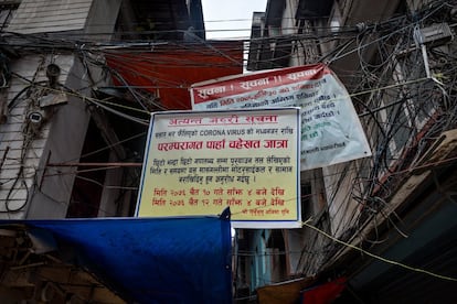 En los meses de pandemia, el Gobierno nepalí decidió colocar carteles de sensibilización en la calle central de la capital para informar a los ciudadanos de las nuevas normas aplicadas en este particular periodo.