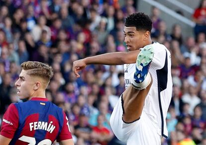 Jude Bellingham dispara a puerta en la acción del primer gol del Madrid en el clásico.